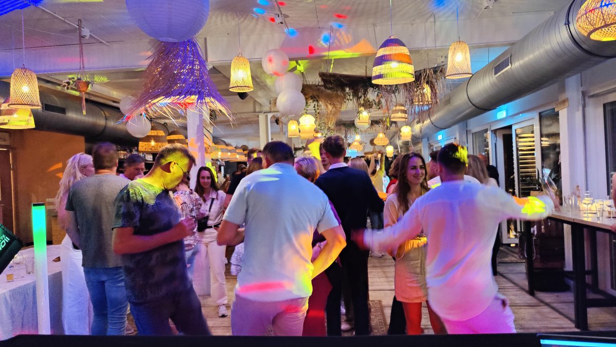 Feestje Beachclub Sneek DJ Arnold Mulder